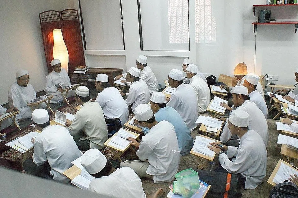 TUNTUT ILMU: Tidak kira usia, golongan muda mahupun tua harus terus tuntut ilmu demi mempertingkat ilmu dan diri. - Foto hiasan 