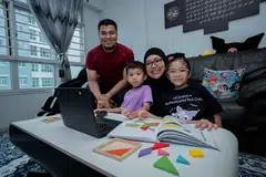 Cik Mardiana Idrus bersama suaminya, Encik Mohammad Jufri Ramli, dan kededua anak mereka telah meraih manfaat daripada menjalani program ‘eKelasMateMatika’ (eKMM) anjuran Yayasan Mendaki.