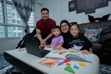 Cik Mardiana Idrus bersama suaminya, Encik Mohammad Jufri Ramli, dan kededua anak mereka telah meraih manfaat daripada menjalani program ‘eKelasMateMatika’ (eKMM) anjuran Yayasan Mendaki.