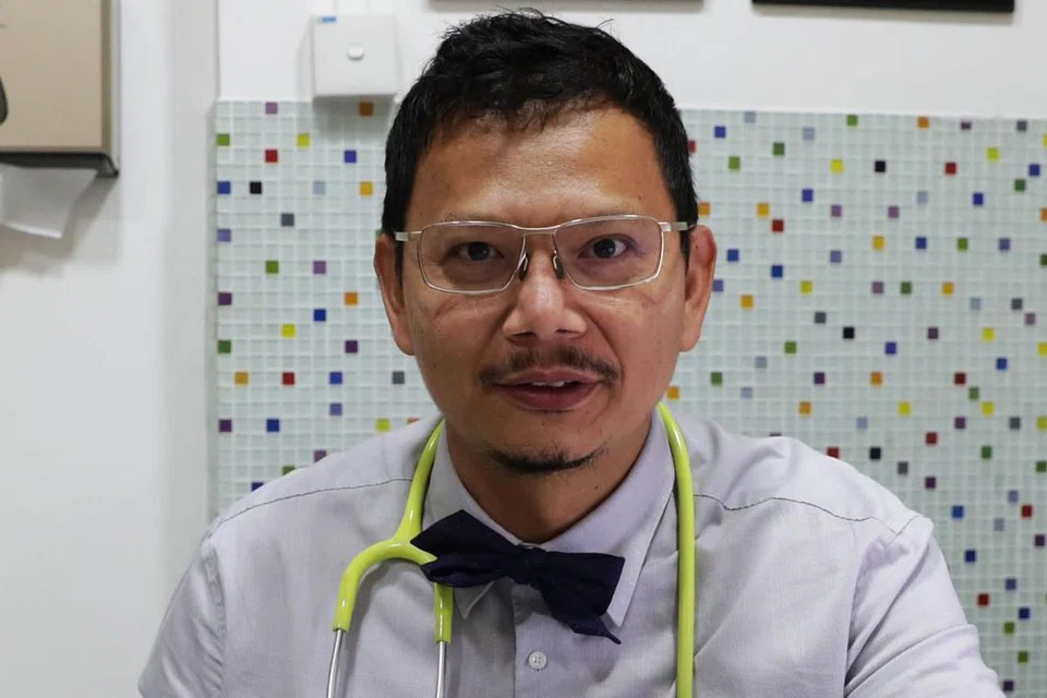 DOKTOR M³: Antara barisan depan karyawan perubatan di sini dalam menangani wabak koronavirus ialah doktor perubatan kumpulan M³ termasuk Dr Razakjr Omar, Dr Zuraimi Mohamed Dahlan (gambar atas), Dr Norhisham Main, Dr Elly Sabrina, Dr Fadzil Hamzah, Dr Nur Farhan Mohammad Alami, Dr Djoni Huang, Dr Juriyah Yatim, Dr Nurhidayati Mohamed Suphan. - Foto fail