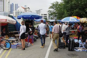 BAKAL JADI SEJARAH: Sungei Road yang popular di kalangan pengumpul barang-barang antik, pekerja asing dan peniaga barang-barang bekas dari Batam bakal ditutup selama-lamanya dalam tempoh lima bulan lagi. - Foto SAINI SALLEH