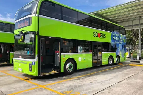 BAS MESRA ALAM: Bas elektrik dua tingkat yang dibekalkan konsortium China, Yutong Nari ini, dikatakan mesra sekitaran, mesra penumpang dan tidak bising di jalanan berbanding bas biasa yang bergerak dengan minyak diesel. - Foto BH oleh CLEMENT YONG