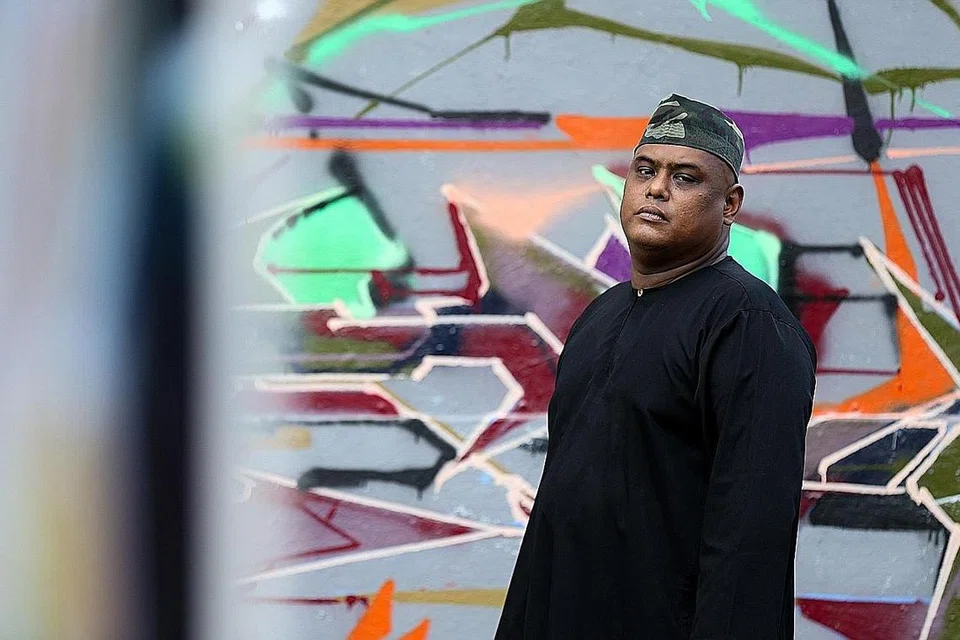 TOLAK TEPI KECAMAN: Setelah dihina seseorang gara-gara perkongsian tentang rutin senaman harian, Feroz Rohaizad Barkatali terdorong menulis lirik lagu rap 'Kecam' buat renungan ramai. - Foto BH oleh YONG LI XUAN