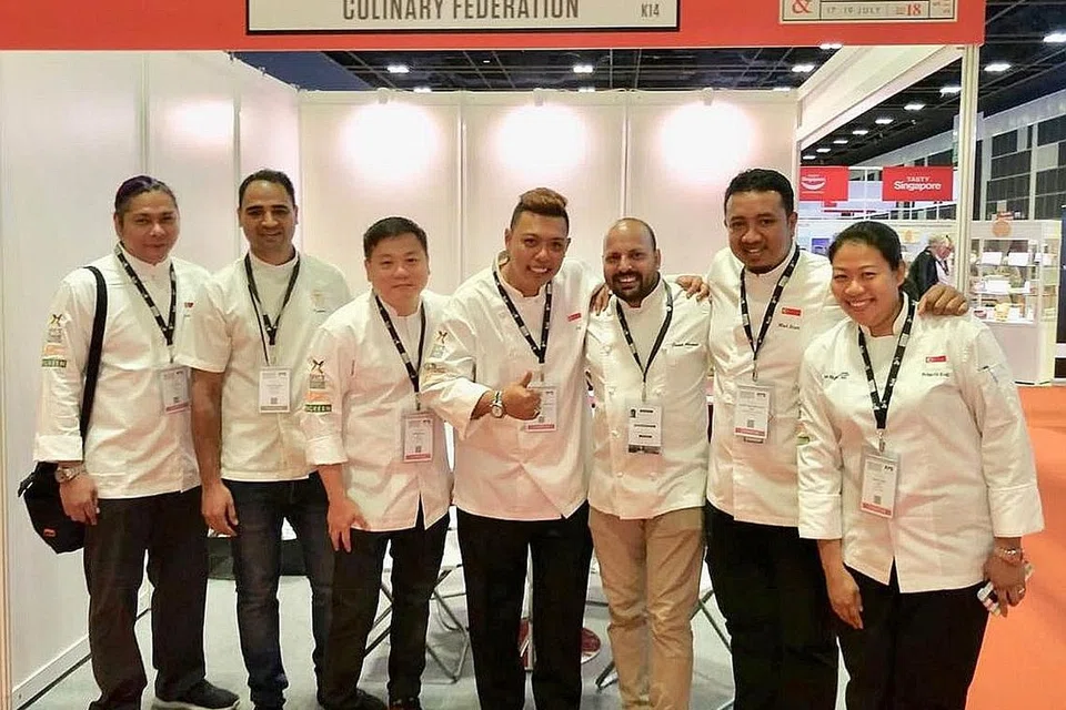 MENYUMBANG TENAGA: Cef Joe (empat dari kanan) dan Cef Javed (tiga dari kanan) mengadakan masterclass di Suntec Singapura baru-baru ini. Mereka merupakan anggota Persekutuan Kulinari Halal Singapura (SHCF). - Foto SHCF