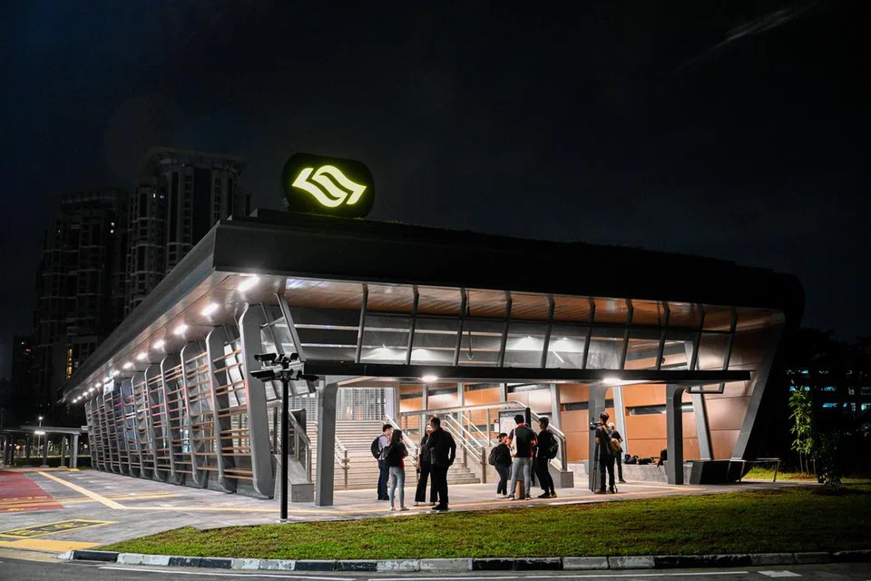 Kereta api pertama berlepas dari stesen MRT Marine Parade pada 6.16 pagi pada 23 Jun.