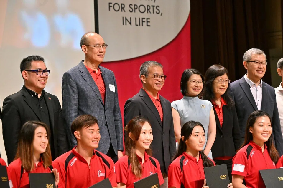 Menteri Kebudayaan, Masyarakat dan Belia, Encik Edwin Tong (tengah, berdiri), bergambar bersama atlet yang menerima Biasiswa Sarjana Muda spexEducation pada majlis Pelantikan Atlet Biasiswa Kecemerlangan Sukan (spex) di Sekolah Sukan Singapura (SSP) pada 15 April.