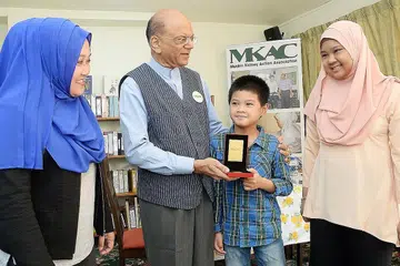 ADIK HERO, KAKAK BERANI: Presiden MKAC, Encik Ameerali Abdeali, bertemu Muhd Sufyan Shapiee, yang telah mendermakan sel tunjangnya kepada kakaknya, Cik Siti Fatimah, yang menghidap penyakit barah darah disebut 'chronic myeloid leukemia'. Di kiri ialah ibu dua beradik ini, Cik Idzalailah Ahmad. - Foto JOHARI RAHMAT