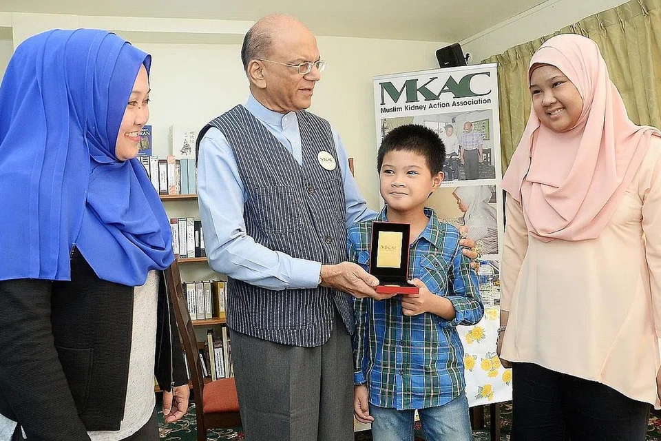 ADIK HERO, KAKAK BERANI: Presiden MKAC, Encik Ameerali Abdeali, bertemu Muhd Sufyan Shapiee, yang telah mendermakan sel tunjangnya kepada kakaknya, Cik Siti Fatimah, yang menghidap penyakit barah darah disebut 'chronic myeloid leukemia'. Di kiri ialah ibu dua beradik ini, Cik Idzalailah Ahmad. - Foto JOHARI RAHMAT