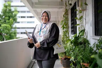 BANTU BINA MASA DEPAN: Cik Maisya, seorang relawan M³@Bedok, yang memberi bantuan menyeluruh bagi mendorong keluarga yang tinggal di flat sewa untuk memiliki rumah sendiri, sebagai sebahagian Projek Dian@M³. - Foto BM oleh THADDEUS ANG