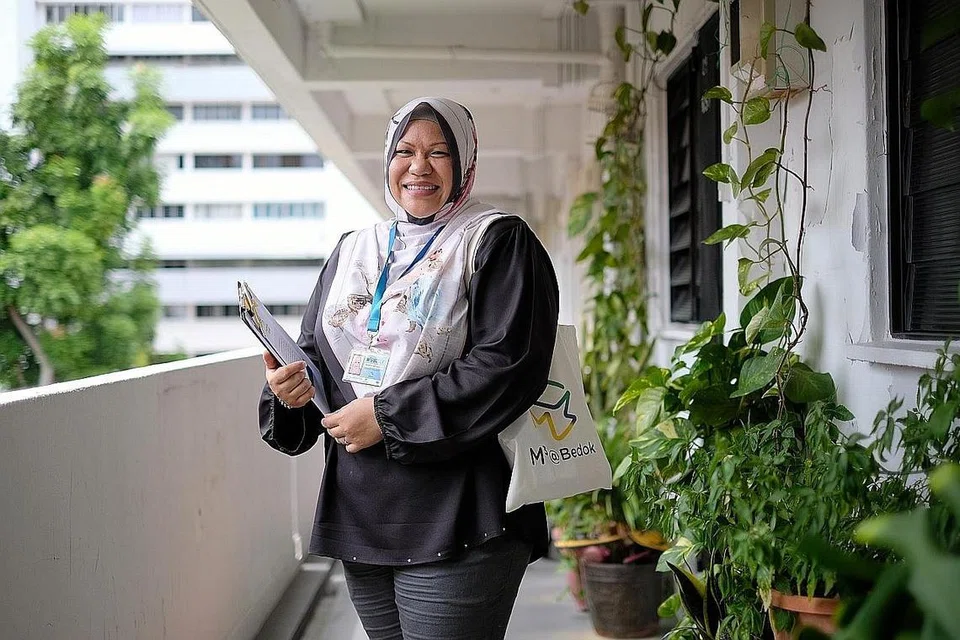 BANTU BINA MASA DEPAN: Cik Maisya, seorang relawan M³@Bedok, yang memberi bantuan menyeluruh bagi mendorong keluarga yang tinggal di flat sewa untuk memiliki rumah sendiri, sebagai sebahagian Projek Dian@M³. - Foto BM oleh THADDEUS ANG
