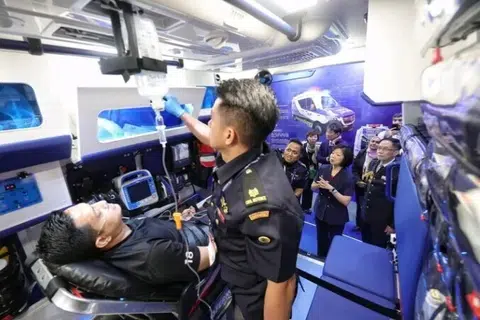 Menteri Kedua (Ehwal Luar merangkap Ehwal Dalam Negeri), Cik Sim Ann (dua dari kanan) diiringi Pesuruhjaya Pasukan Pertahanan Awam Singapura (SCDF), Encik Eric Yap (kanan), menyaksikan keupayaan ambulans generasi baharu.