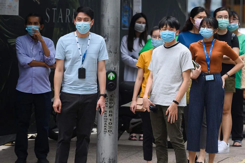 PERLU SENTIASA GUNA PELITUP: Penduduk Kuala Lumpur kelihatan memakai pelitup semasa berada di luar. Antara sebab kes baru meningkat di Malaysia ialah kegagalan rakyat mematuhi arahan itu. - Foto AFP