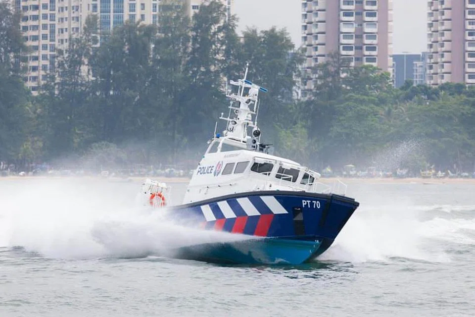 MASUK SINGAPURA SECARA TERLARANG: Pegawai PCG mengesan bot yang membawa 10 lelaki memasuki Singapura secara terlarang sekitar 7.30 malam pada 23 Jun 2018.