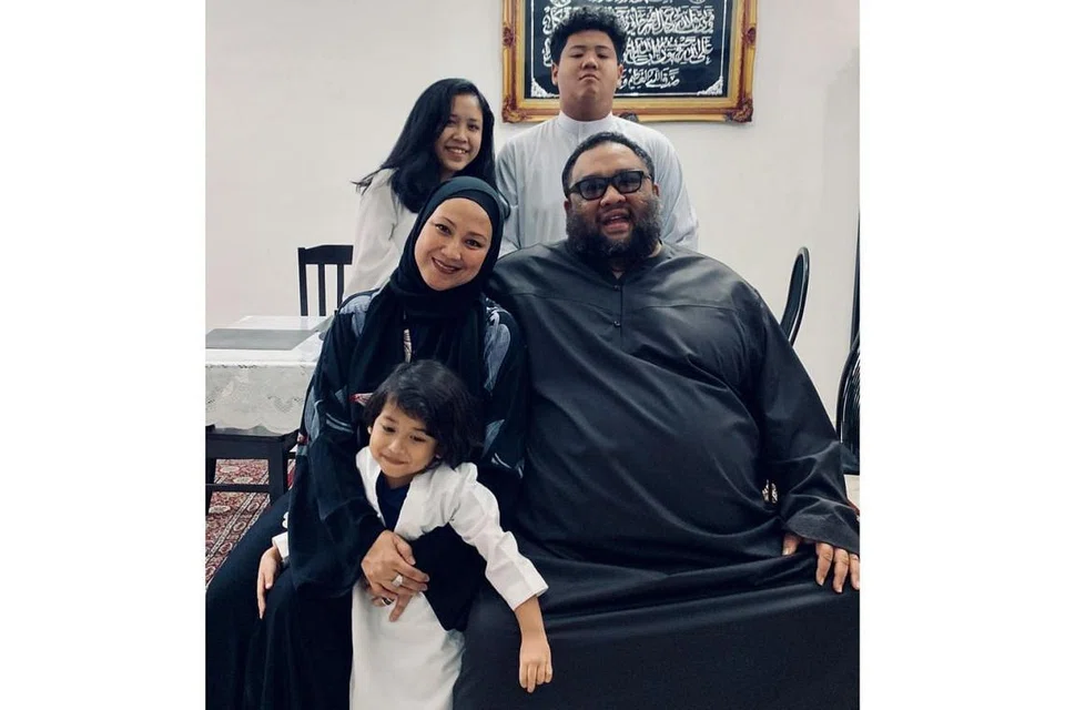 TETAP MASAK RESIPI KELUARGA: Walaupun tidak akan menerima tetamu untuk Hari Raya tahun ini, Sheikh Haikel dan Anna Belle akan tetap menyediakan lauk-pauk tradisional, seperti sambal goreng pengantin, sayur lodeh, sambal cengeh, serunding putih, ayam goreng dan paru goreng pada hari pertama Syawal. Bersama mereka ialah anak-anak - Triqka Bajrai, Sheikh Abbra (di belakang) dan Sheikh Juz. - Foto ihsan ANNA BELLE SERI AYU FRANCIS