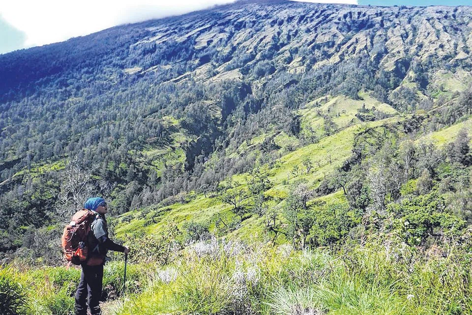 MENCABAR TAPI MENAKJUBKAN: Pendakian ke puncak amat mencabar meskipun dihidangkan pemandangan amat menakjubkan. - Foto PENGEMBARA EMAS