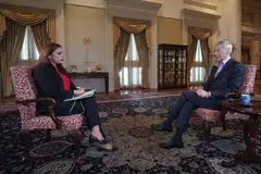 PM LEE BERI PANDANGAN: PM Lee Hsien Loong diwawancara oleh Koresponden Business Asia BBC Karishma Vaswani pada 2 Mac lalu. - Foto MCI