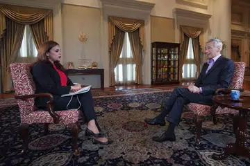 PM LEE BERI PANDANGAN: PM Lee Hsien Loong diwawancara oleh Koresponden Business Asia BBC Karishma Vaswani pada 2 Mac lalu. - Foto MCI
