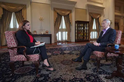 PM LEE BERI PANDANGAN: PM Lee Hsien Loong diwawancara oleh Koresponden Business Asia BBC Karishma Vaswani pada 2 Mac lalu. - Foto MCI