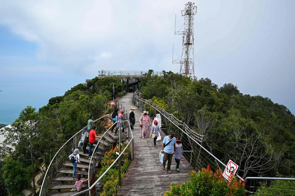 TARIKAN PELANCONG: Antara tarikan pelancong di Pulau Langkawi adalah sistem kereta kabel Skycab dengan pemandangan indah dari kawasan tempat tinggi.
