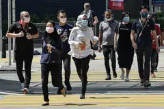 TERUS PAKAI PELITUP: Segelintir orang ramai masih mengamalkan pemakaian pelitup muka bagi mengelakkan penularan Covid-19 terutamanya di sekitar tempat awam yang sering menjadi tumpuan. - Foto BERNAMA