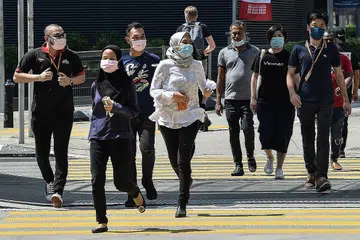 TERUS PAKAI PELITUP: Segelintir orang ramai masih mengamalkan pemakaian pelitup muka bagi mengelakkan penularan Covid-19 terutamanya di sekitar tempat awam yang sering menjadi tumpuan. - Foto BERNAMA