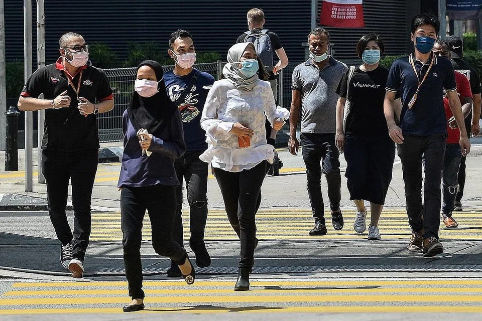 TERUS PAKAI PELITUP: Segelintir orang ramai masih mengamalkan pemakaian pelitup muka bagi mengelakkan penularan Covid-19 terutamanya di sekitar tempat awam yang sering menjadi tumpuan. - Foto BERNAMA