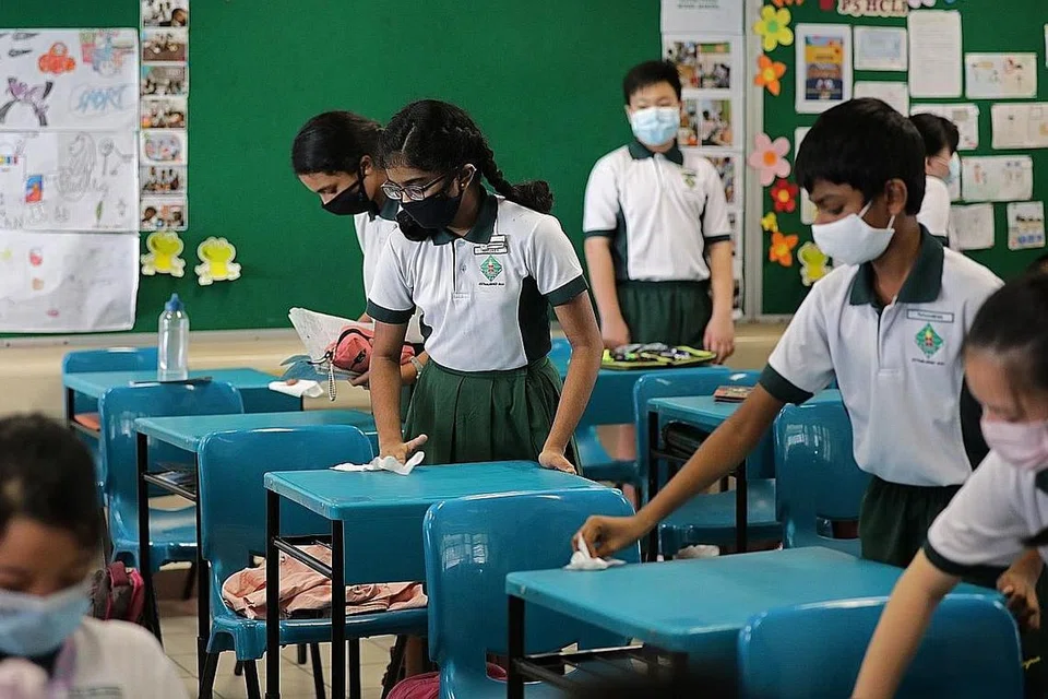 SEKOLAH - AMALKAN KEBERSIHAN: Para pelajar Sekolah Rendah Xingnan membersihkan tempat duduk masing-masing sebelum kelas bermula pada Selasa lalu - hari pertama mereka kembali ke sekolah sejak tempoh pemutus rantaian jangkitan tamat. Para pelajar digalak untuk sentiasa mengamalkan kebersihan diri sendiri seperti membasuh tangan serta membersihkan persekitaran mereka, seperti bilik darjah dan perkakas lain, sebelum dan sesudah mereka menggunakannya. - Foto BH oleh GIN TAY 