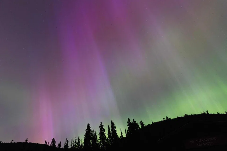 Cahaya berwarna-warni ‘aurora borealis’ kelihatan pada malam 11 Mei di Manning Park, British Columbia, Canada.