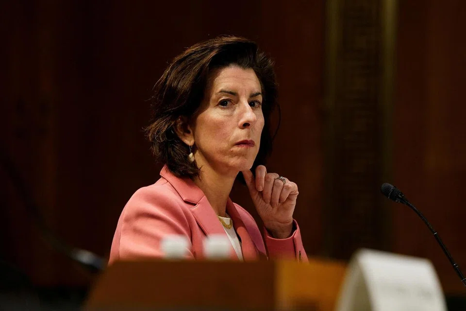 RUNDINGAN DUA NEGARA: Setiausaha Perniagaan Amerika Syarikat, Cik Gina Raimondo (kiri) dan Menteri Perniagaan China, Encik Wang Wentao, bertikam lidah mengenai perdagangan, pelaburan dan dasar eksport, semasa berunding pada Khamis.
