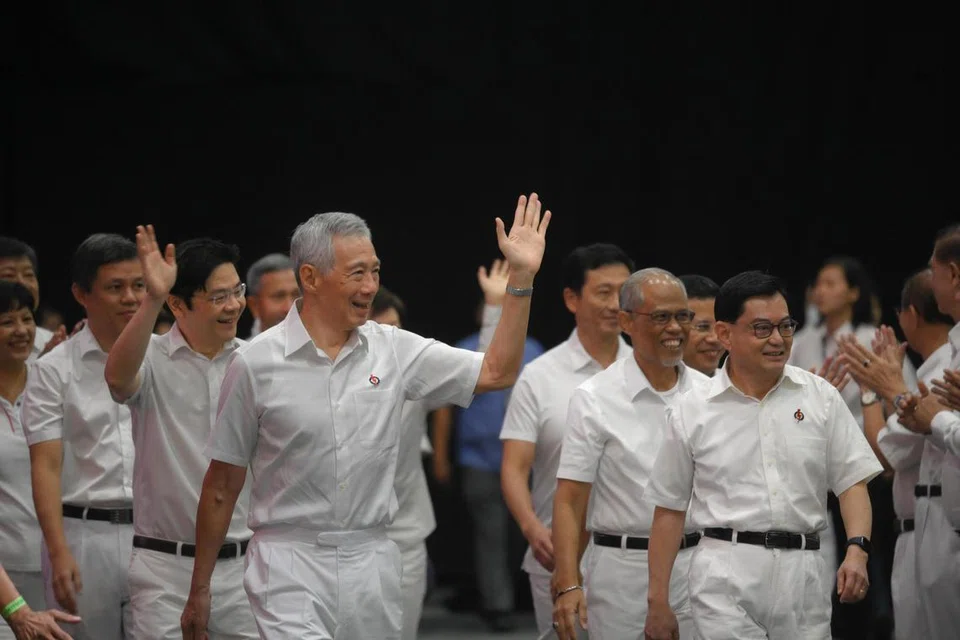 CEGAH AMALAN RASUAH: PAP akan terus mengamalkan integriti tinggi dan tadbir urus cekap, kata Encik Lee (di depan). Beliau bersama para pemimpin lain PAP di Konvensyen Dwitahunan PAP di Singapore Expo.