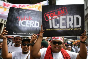 TOLAK ICERD: Ramai menayangkan sepanduk 'Tolak ICERD' dalam perhimpunan di Dataran Merdeka semalam. - Foto AFP