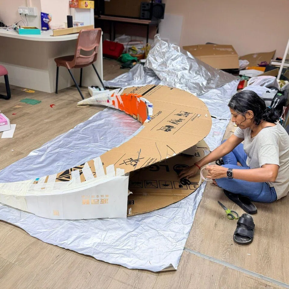 Rangkaian Penduduk (RN) Cantonment Towers menjadi tempat Cik Anitha Tamilmaran, mengembangkan karya seni berasaskan bahan kitar semula.