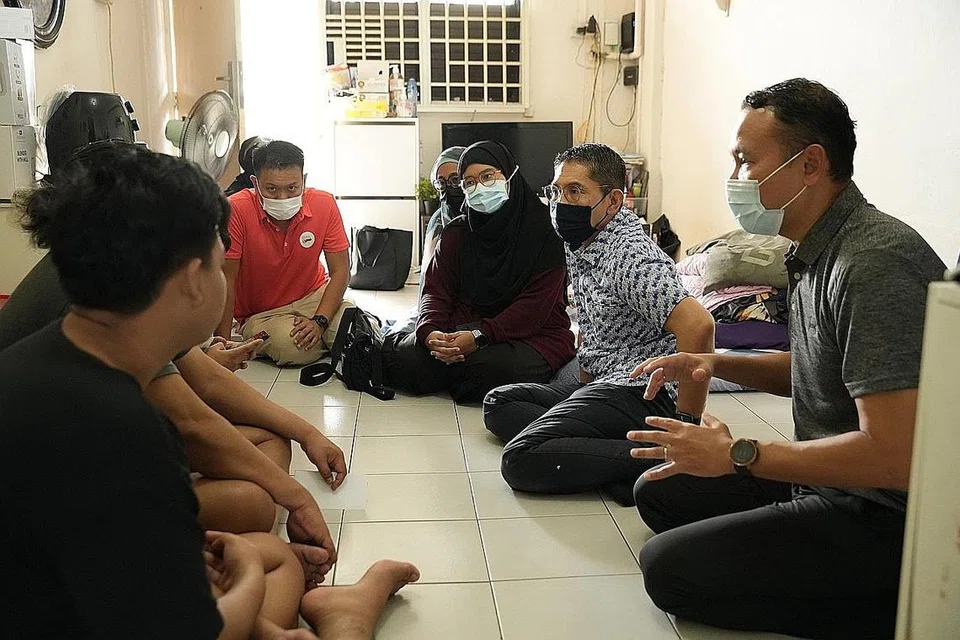 TEMUI PENDUDUK: (Dari kanan) Encik Fahmi dan Dr Maliki mengunjungi rumah keluarga Melayu/Islam yang menetap di flat sewa di Blok 1 Eunos Crescent yang merupakan sebahagian daripada Projek Dian@M³. - Foto PA MESRA