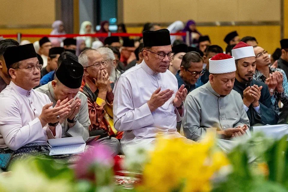 MOHON BERKAT: Perdana Menteri Malaysia, Datuk Seri Anwar Ibrahim (tiga dari kiri) mengaminkan doa semasa Majlis Kesyukuran Sempena Setahun Pentadbiran Kerajaan Madani di Putrajaya, pada Khamis malam.