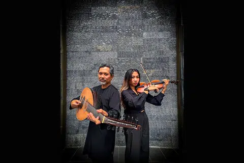 Azrin Abdullah (kiri) dan Noryn Sazali teruja meneroka irama baru dalam perjalanan seni mereka bagi menghasilkan karya mengasyikkan untuk konsert ‘TempOdyssey’ pada 2 Mac.
