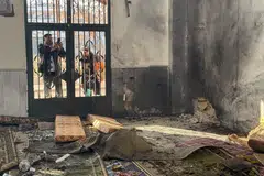 Orang awam merakam kesan letupan dalam Masjid Imam Ali ibn Abi Talib selepas kejadian yang berlaku di kejiranan Wadi al-Dahab, Homs, Syria, pada 26 Disember 2025. Letupan maut itu menyasarkan sebuah masjid di kawasan majoriti Alawiyah di Homs, mengorbankan sekurang-kurangnya enam orang sementara 21 yang lain cedera. 