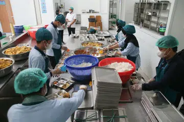 Kakitangan menyediakan makan tengah hari pada hari pertama pelaksanaan program makanan percuma di dapur awam di Bogor, Jawa Barat, Indonesia, pada 6 Januari 2025.
Indonesia melancarkan program makanan percuma bagi menangani masalah pertumbuhan terbantut akibat kekurangan zat makanan, selaras dengan janji utama kempen pilihan raya Presiden Prabowo Subianto.