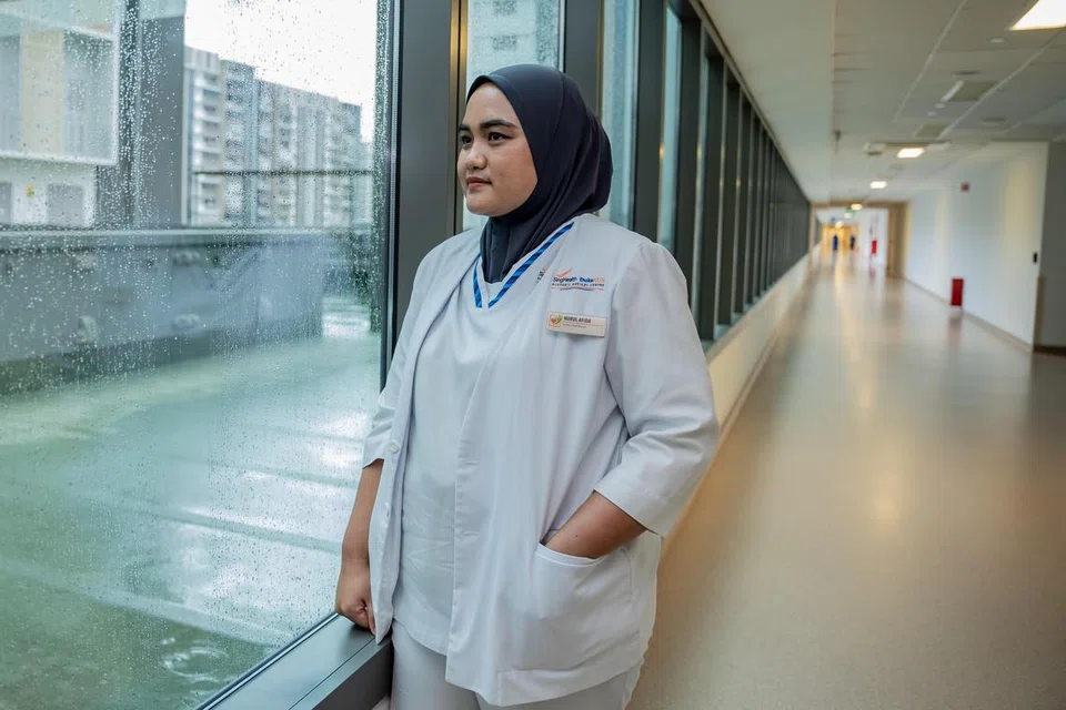 PENJAGAAN AKHIR HAYAT: Jururawat Staf Kanan, Cik Nurul Afida Sudin, bekerja di Wad 86 di Hospital Masyarakat Sengkang yang merupakan wad penjagaan paliatif untuk pesakit yang menghidap penyakit tenat seperti barah peringkat akhir dan mempunyai kurang tiga hingga enam bulan untuk hidup.