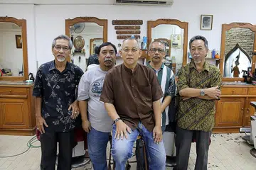 MINAT MENGGUNTING RAMBUT: (Dari kiri) Encik Hurairah Fadillah, Encik Hamzah Khairuman, Encik Ali Ahmad, Encik Said Matnada dan Encik Abdul Kadir Samin merupakan tukang gunting rambut di kedai gunting rambut Bugs Bunny yang terletak di Lorong 4, sejak berpuluh tahun lalu, dan hubungan mereka amat akrab.