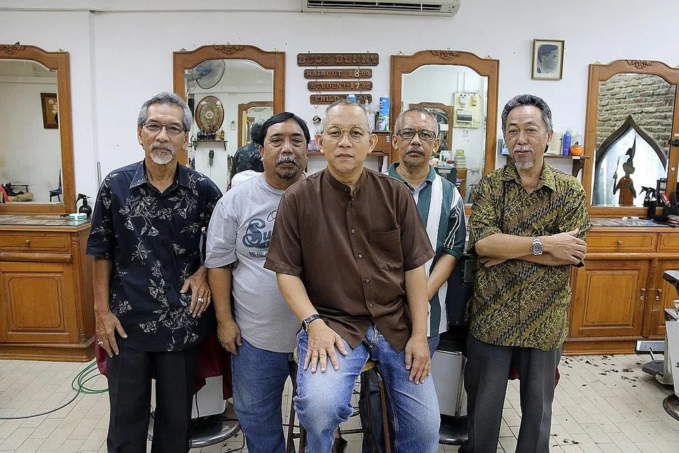 MINAT MENGGUNTING RAMBUT: (Dari kiri) Encik Hurairah Fadillah, Encik Hamzah Khairuman, Encik Ali Ahmad, Encik Said Matnada dan Encik Abdul Kadir Samin merupakan tukang gunting rambut di kedai gunting rambut Bugs Bunny yang terletak di Lorong 4, sejak berpuluh tahun lalu, dan hubungan mereka amat akrab.