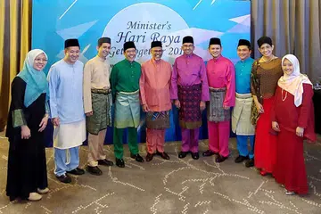 RAKAM KENANGAN: Menteri Bertanggungjawab bagi Ehwal Masyarakat Islam, Encik Masagos Zulkifli Masagos Mohamad (tengah, baju jingga) bersama para Anggota Parlimen Melayu/Islam lain (dari kiri) Dr Intan Azura Mokhtar, Encik Amrin Amin, Dr Faishal Ibrahim, Dr Mohamad Maliki Osman, Dr Yaacob Ibrahim, Encik Zaqy Mohd, Encik Saktiandi Supaat, Dr Fatimah Lateef dan Cik Rahayu Mahzam. - Foto BH oleh ERVINA MOHD JAMIL
