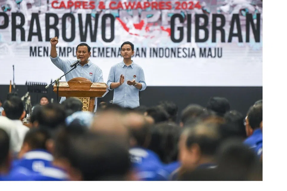 MASUK GELANGGANG: Pengerusi Parti Gerindra, Encik Prabowo Subianto (kiri), dan Encik Gibran Rakabuming Raka mengumumkan pencalonan mereka pada Rabu di Arena Indonesia, Kompleks Sukan Gelora Bung Karno di Jakarta.
