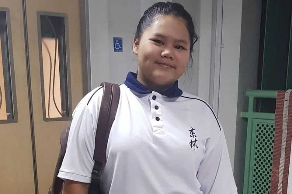 TAK SABAR KE SEKOLAH: Nur Sarah bangun seawal 5 pagi kerana tidak sabar untuk memulakan pembelajaran di sekolah barunya. - Foto ihsan KARTINA ROSLI