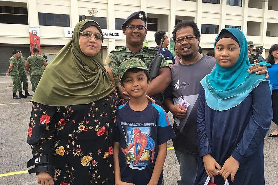 DAPAT KEMBALI JALANI HIDUP SEPERTI BIASA: Encik Abdul Halil bersama isteri serta anak-anaknya yang banyak memberi sokongan untuk beliau mengatasi barah rektumnya. - Foto ihsan ABDUL JALIL BAKAR