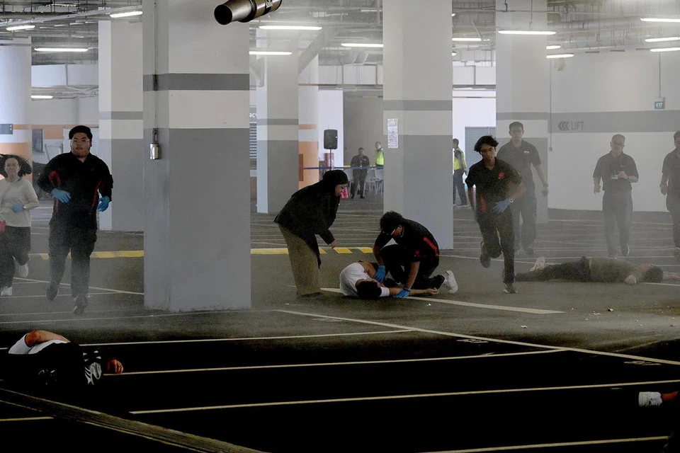 Kawasan tempat letak kereta Institut Pendidikan Teknikal (ITE) Kolej Barat  diselebungi asap, diiringi dengan jeritan pelajar yang ‘tercedera’. Ia adalah sebahagian daripada Latihan Heartbeat, satu latihan simulasi serangan pengganas dan persediaan menghadapi kecemasan yang diadakan pada 18 November.