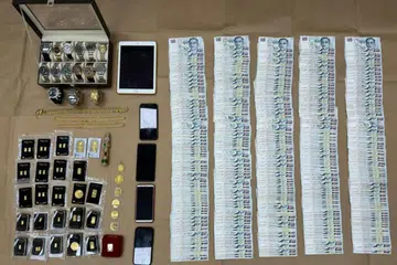RAMPASAN SERBUAN: Barang dirampas dari rumah dua tertuduh  termasuk wang tunai berjumlah lebih $25,000, 15 jam tangan mewah, serta emas yang terdiri daripada 34 keping, tujuh syiling, tiga cincin dan satu loket.