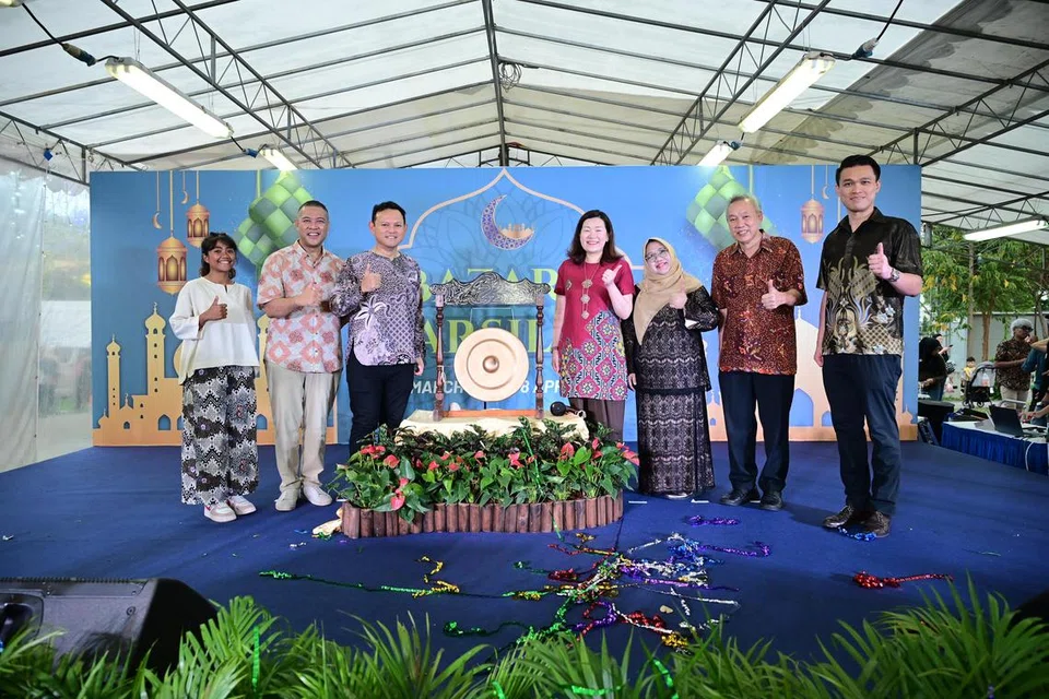 Anggota Parlimen (AP) GRC Marsiling-Yew Tee, Menteri Negara Kanan (Pertahanan merangkap Tenaga Manusia), Encik Zaqy Mohamad (tiga dari kiri); dan Cik Hany Soh (empat dari kanan) bersama pihak penganjur BazaRia Marsiling melancarkan pembukaan bazar tersebut pada 10 Mac.