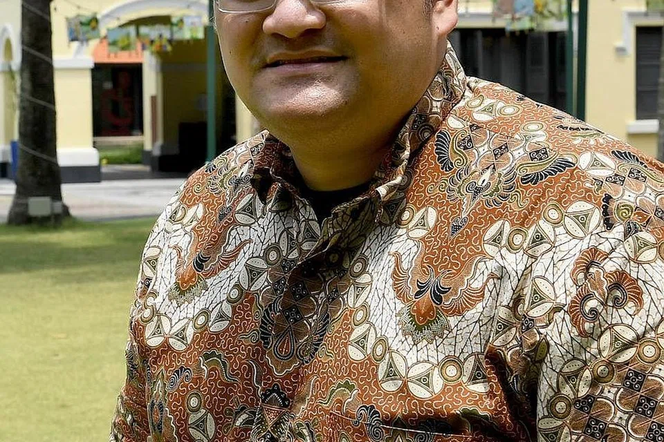 SINGKAP SEJARAH SILAT: Dr Mohamed Effendy Abdul Hamid berharap dengan kajiannya tentang sejarah dan budaya silat, ia dapat menarik minat anak muda untuk pelajari lebih mendalam tentang seni silat. - Foto BH oleh KHALID BABA
