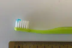 PANDUAN UBAT GIGI: Bagi kanak-kanak berusia satu hingga tiga tahun, guna ubat gigi yang mengandungi 1000 ppm fluorida dengan meletakkan jumlah sebesar 'biji beras' di atas berus gigi. - Foto THE KIDS DENTIST