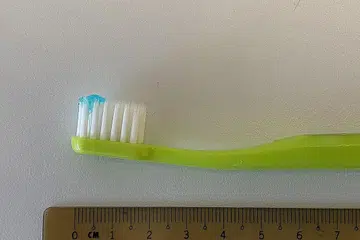 PANDUAN UBAT GIGI: Bagi kanak-kanak berusia satu hingga tiga tahun, guna ubat gigi yang mengandungi 1000 ppm fluorida dengan meletakkan jumlah sebesar 'biji beras' di atas berus gigi. - Foto THE KIDS DENTIST